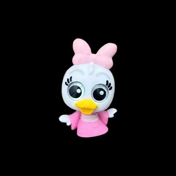 Disney Doorables: Let’s Go Series Figurine – International Getaway – Daisy Duck - Picture 1 of 4